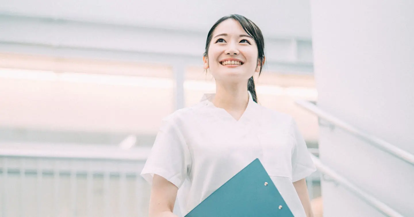 笑顔で上の方を向く女性