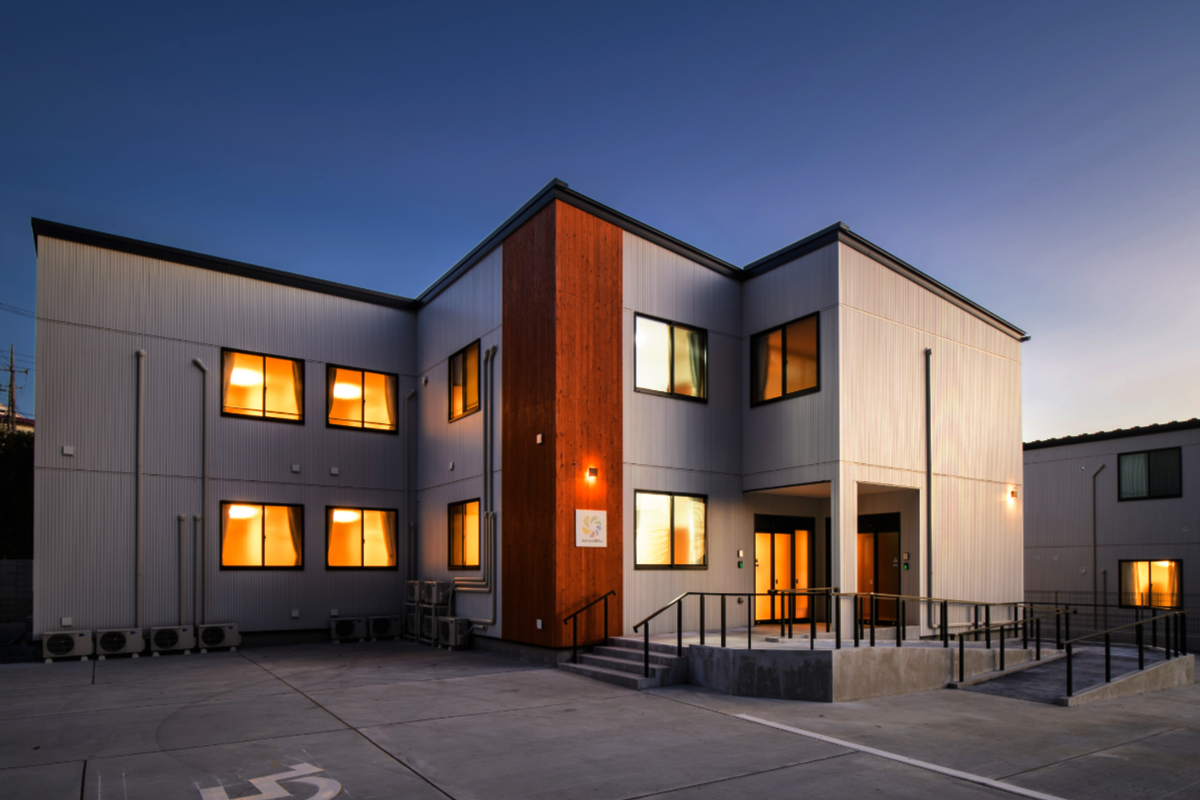 夜間外観（全体）